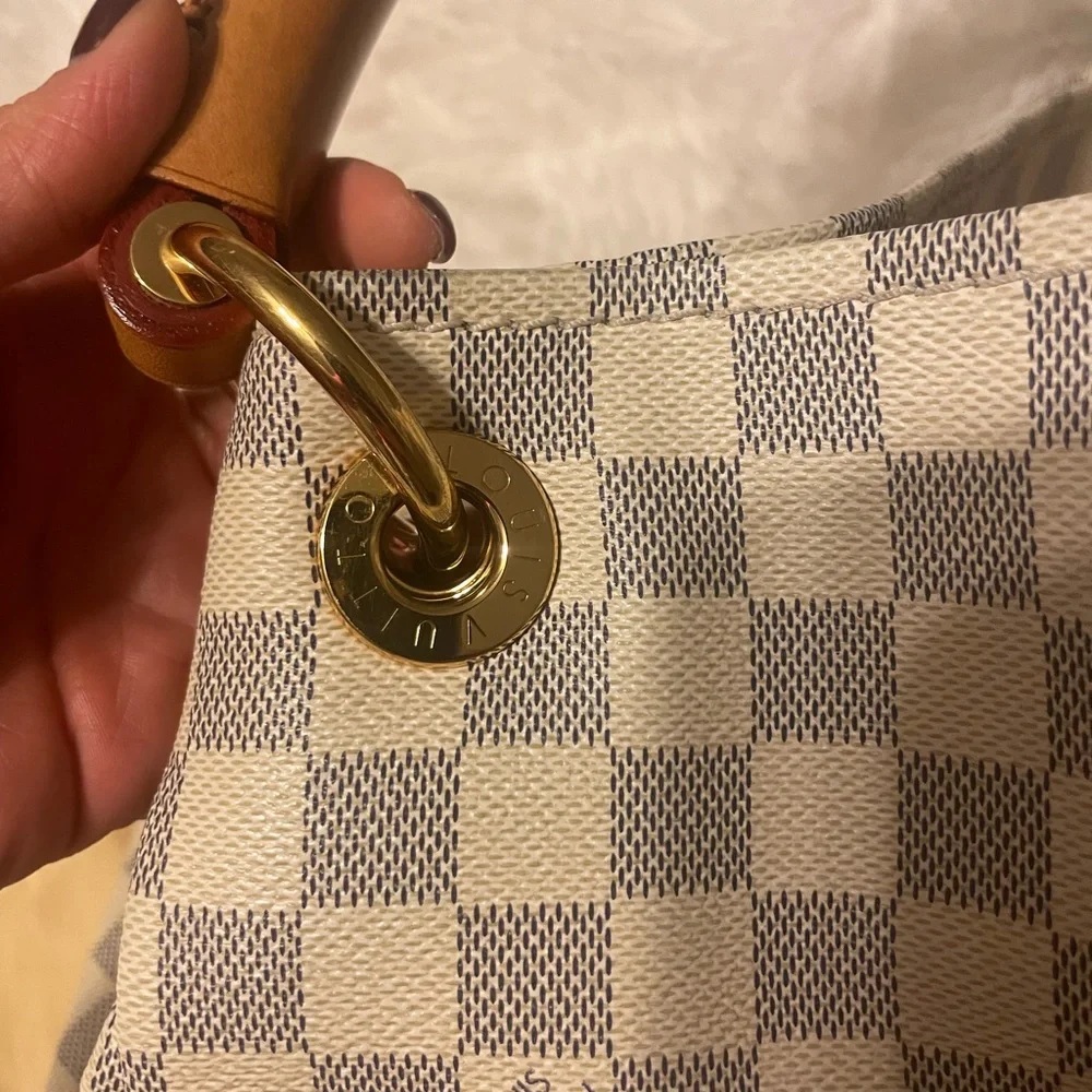 Louis Vuitton Artsy MM bag. Barely used!! - Picture 10 of 17